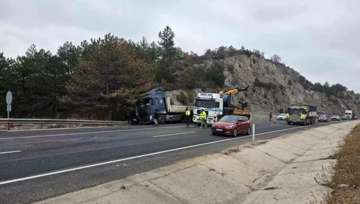 Ankara’da Lastiği Patlayan Tır Kazası: Maddi Hasar Oluştu